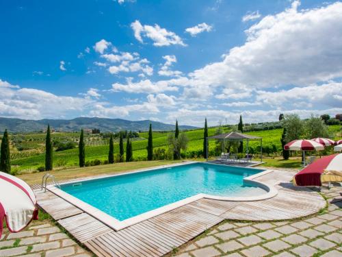 een zwembad in het midden van een patio met een wijngaard bij Apartment Borgo Fontana-8 by Interhome in Cerreto Guidi