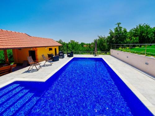 einen Pool mit blauem Wasser im Hinterhof in der Unterkunft Holiday Home Madera by Interhome in Banjaselo