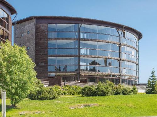 ein großes Glasgebäude mit vielen Fenstern in der Unterkunft Holiday Home Tahko spa junior suite orange b6 by Interhome in Tahkovuori