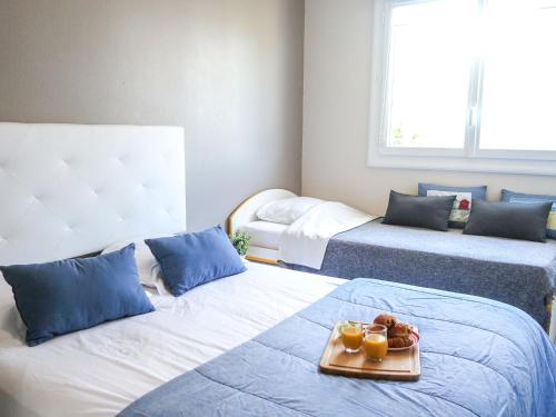 Cette chambre comprend 2 lits et un plateau/bouilloire. dans l'établissement Apartment Kermario-1 by Interhome, à Carnac-Plage