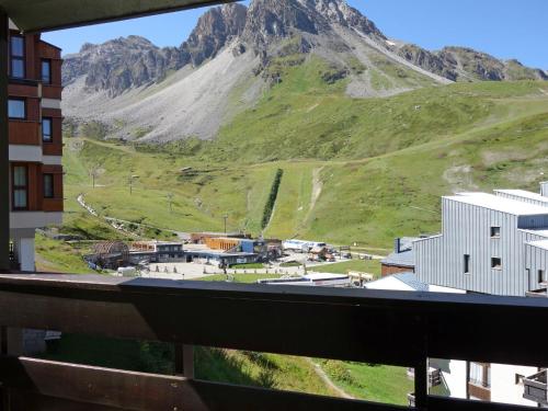 Elle offre une vue sur la montagne depuis sa fenêtre. dans l'établissement Studio Plein Soleil - Val Claret-10 by Interhome, à Tignes