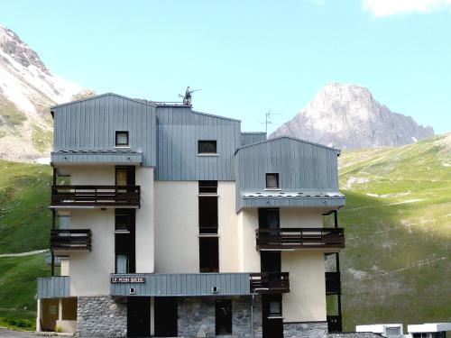 ein Gebäude mit einem blauen Dach auf einem Berg in der Unterkunft Studio Plein Soleil-10 by Interhome in Tignes