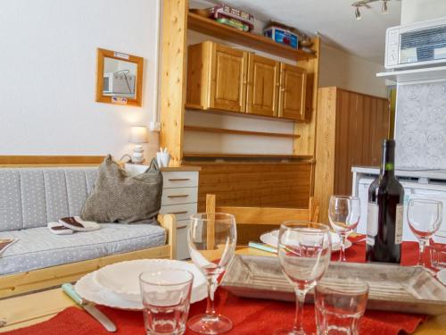 - une salle à manger avec une table et des verres à vin dans l'établissement Studio Plein Soleil - Val Claret-10 by Interhome, à Tignes