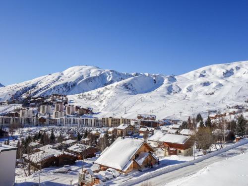 una città ricoperta di neve con una montagna sullo sfondo di Apartment Champ Bozon by Interhome a La Toussuire