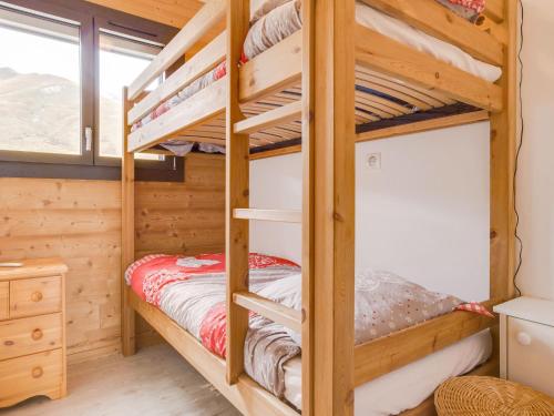 une chambre avec deux lits superposés dans une cabine dans l'établissement Apartment Champ Bozon by Interhome, à La Toussuire
