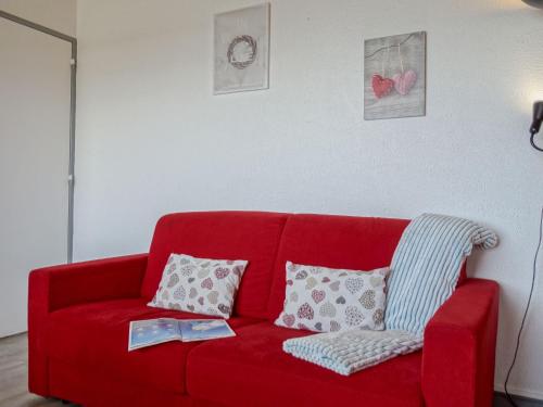 ティーニュにあるApartment Horizon 2000 by Interhomeのリビングルーム(赤いソファ、枕付)
