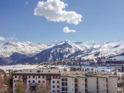 uma vista para um resort com montanhas cobertas de neve em Apartment L'Edioule by Interhome em La Toussuire
