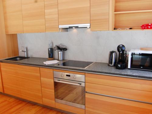 eine Küche mit einer Spüle und einer Mikrowelle in der Unterkunft Apartment Rosablanche E 108 by Interhome in Siviez