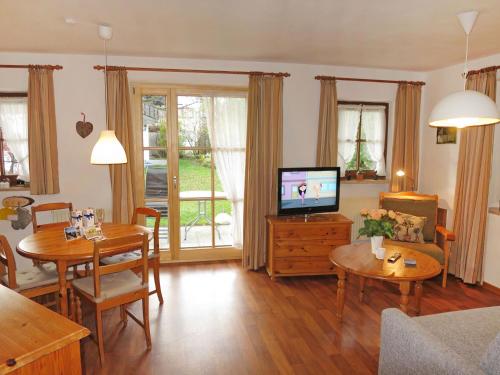 TV a/nebo společenská místnost v ubytování Apartment Wohnung 5 - Am Sonneneck by Interhome