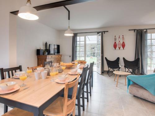 une salle à manger avec une grande table et des chaises en bois dans l'établissement Holiday Home Portivy Moulin-1 by Interhome, à Saint-Pierre-Quiberon