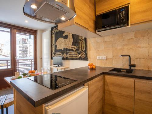 une cuisine avec un évier et un plan de travail dans l'établissement Studio Le Curling B - Val Claret-39 by Interhome, à Tignes