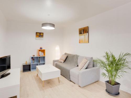 ein weißes Wohnzimmer mit einem Sofa und einem Tisch in der Unterkunft Apartment Eskualduna I by Interhome in Saint-Jean-de-Luz