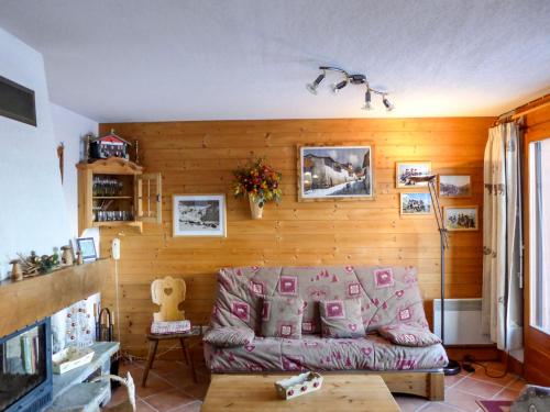 sala de estar con sofá y chimenea en Apartment Le Plan des Reines by Interhome, en Chamonix-Mont-Blanc