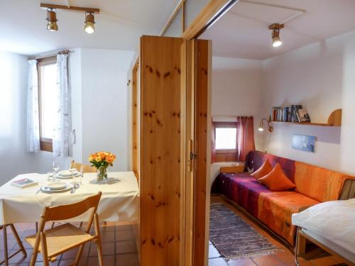 Posezení v ubytování Apartment Chesa Maurus A12 by Interhome