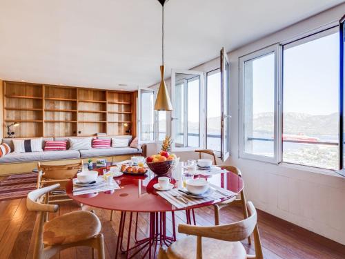 Apartment La Porte Génoise by Interhome في بورتو فيكيو: غرفة معيشة مع طاولة وكراسي وأريكة