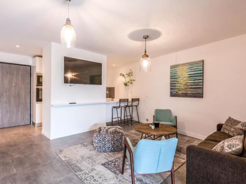 - un salon avec un canapé et une table dans l'établissement Apartment Le Palazzu-3 by Interhome, à Porto-Vecchio