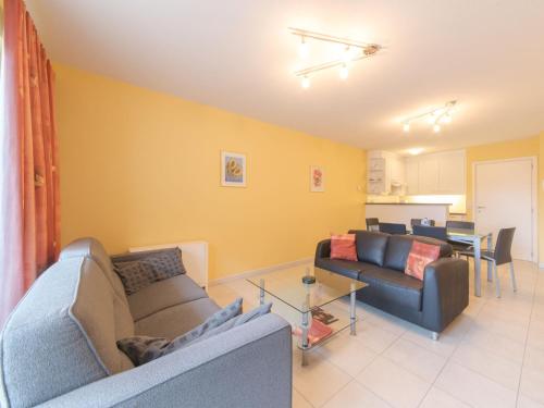 - un salon avec deux canapés et une table dans l'établissement Apartment Residentie Duinenbries-2 by Interhome, à Bredene