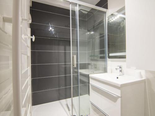une salle de bain avec une douche en verre et un lavabo dans l'établissement Apartment Les Régatiers by Interhome, à Hyères