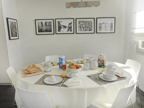 En restaurant eller et spisested på Apartment Chesa Sur Puoz 7 by Interhome
