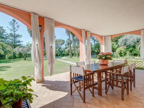 ein Esszimmer mit einem Holztisch und Stühlen in der Unterkunft Villa Giulia by Interhome in La Massimina-Casal Lumbroso