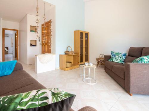 Una sala de estar con dos sofás y una mesa. en Apartment Euro Golden by Interhome, en Cambrils
