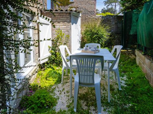 une table bleue et des chaises dans un jardin dans l'établissement Holiday Home Les Portes Cartier by Interhome, à Saint-Malo