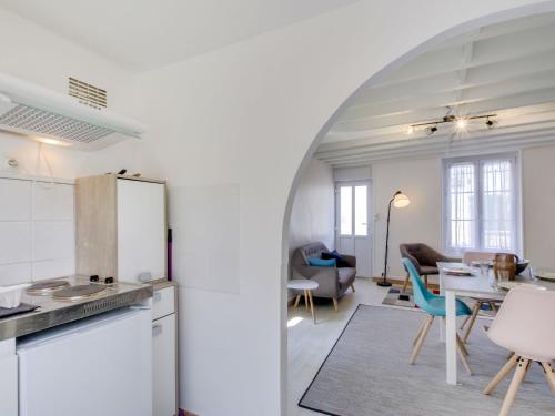 Il dispose d'une cuisine et d'un salon avec une table et un réfrigérateur. dans l'établissement Holiday Home Les Portes Cartier by Interhome, à Saint-Malo