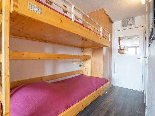 Ce lit superposé se trouve dans un dortoir doté de lits superposés en bois. dans l'établissement Studio Grandes Platières I-26 by Interhome, à Tignes