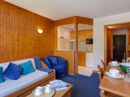 sala de estar con sofá azul y cocina en Apartment Le Schuss - Val Claret-5 by Interhome en Tignes