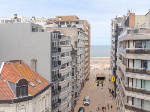vista su una città con edifici e una spiaggia di Apartment Rooftop Breeze by Interhome a Ostenda