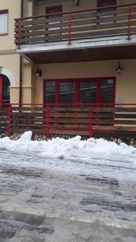 une pile de neige devant un bâtiment dans l'établissement Casa Sigiu - La Vetta, à Terminillo