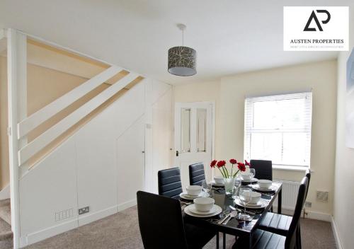 Luxurious 3 Bedroom House by Austen Properties Serviced Accommodation Basingstoke - Garden and Wifi