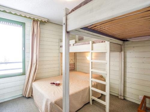 - un lit superposé avec une échelle dans une chambre dans l'établissement Apartment Le Curling A - Val Claret-20 by Interhome, à Tignes