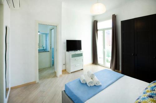 - une chambre avec un lit et 2 serviettes dans l'établissement Casa Miniero Sorrento Center, à Sorrente