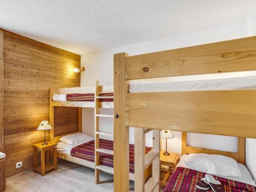 - une chambre avec 2 lits superposés dans une cabine dans l'établissement Apartment Le Prariond - Val Claret-11 by Interhome, à Tignes
