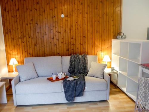 - un salon avec un canapé et un mur en bois dans l'établissement Studio L'Aiguille du Midi-8 by Interhome, à Chamonix-Mont-Blanc