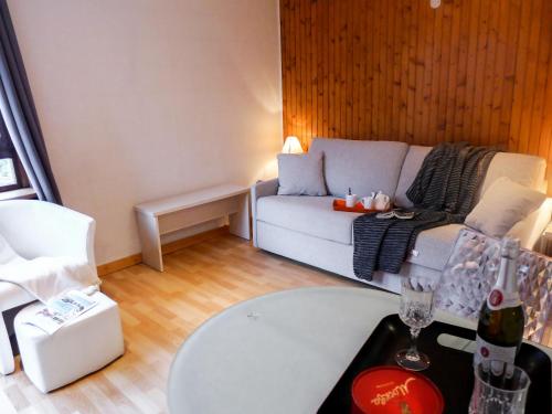 un salon avec un canapé et une table dans l'établissement Studio L'Aiguille du Midi-8 by Interhome, à Chamonix-Mont-Blanc