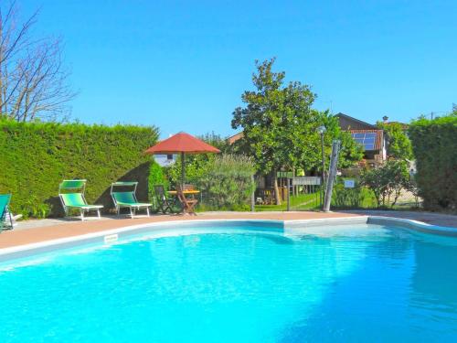 Bazén v ubytování Villa Cà Riviera Bosco Piccolo by Interhome nebo v jeho okolí