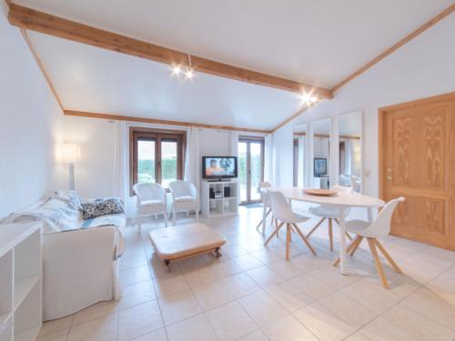 - une salle à manger et un salon avec une table et des chaises dans l'établissement Holiday Home Enjoy by Interhome, au Coq