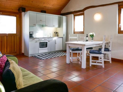 cocina y comedor con mesa y sillas en Holiday Home Rustico al Campett by Interhome, en Ponto Valentino