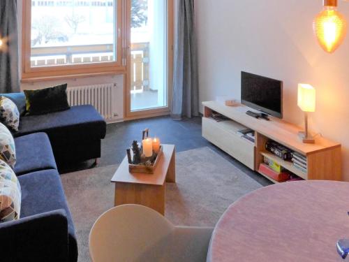 - un salon avec un canapé et une télévision dans l'établissement Apartment Fis by Interhome, à Zermatt