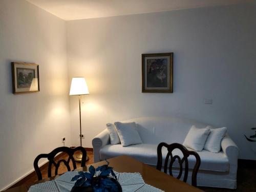 a living room with a couch and a table at MA.DI BB in Rocca San Giovanni