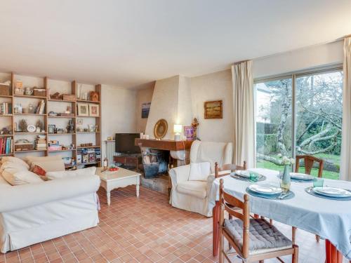 een woonkamer met een witte bank en een tafel bij Holiday Home Ty Mam Goz by Interhome in La Trinité-sur-Mer