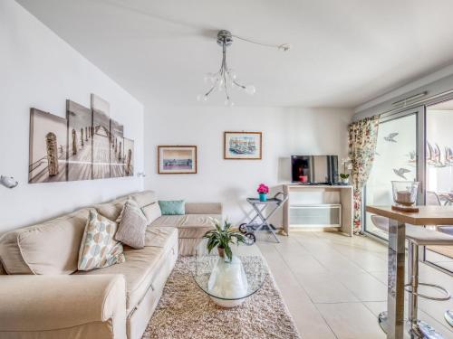 un salon avec un canapé et une table dans l'établissement Apartment Le Newport-2 by Interhome, à Fréjus