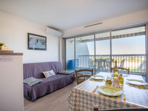 un salon avec un canapé violet et une table dans l'établissement Apartment Résidence du Golfe by Interhome, au Grau-du-Roi