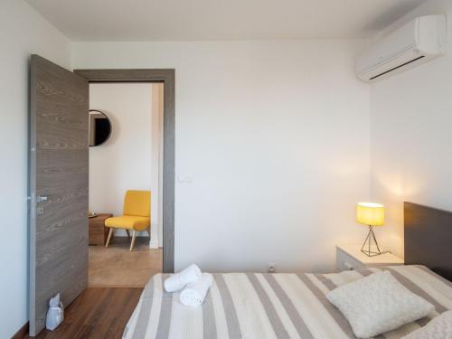 Giường trong phòng chung tại Apartment Château-19 by Interhome