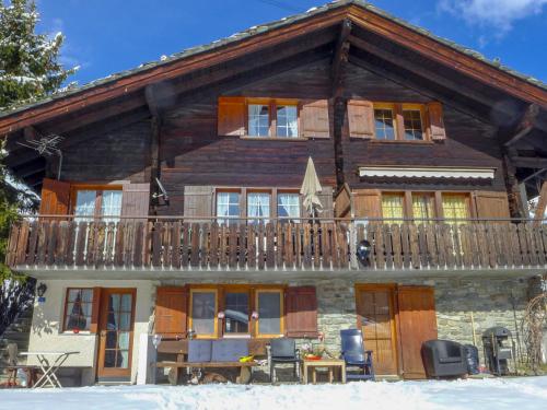 een blokhut met een balkon en een terras bij Apartment Pia-2 by Interhome in Zermatt