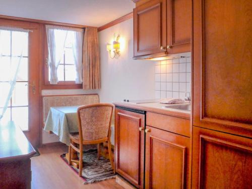 - une cuisine avec une table, un évier et une table dans l'établissement Apartment Casa Pia-1 by Interhome, à Zermatt