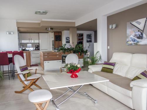un salon avec un canapé blanc et une table dans l'établissement Apartment Résidence La Brulière by Interhome, à La Ciotat