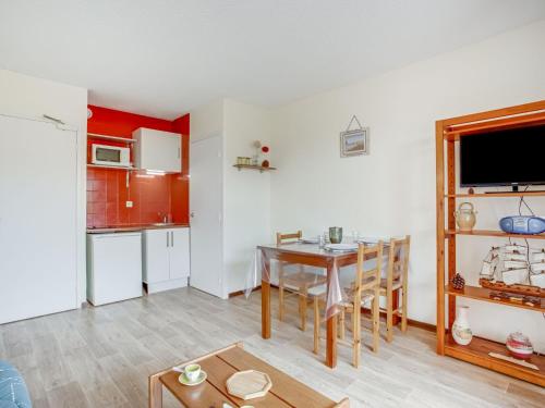 une cuisine et une salle à manger avec une table et des chaises dans l'établissement Studio La Dune-6 by Interhome, à Capbreton